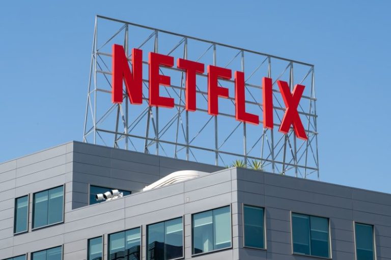 Netflix maintained its 2025 guidance. That may not be the sign of confidence it seems.