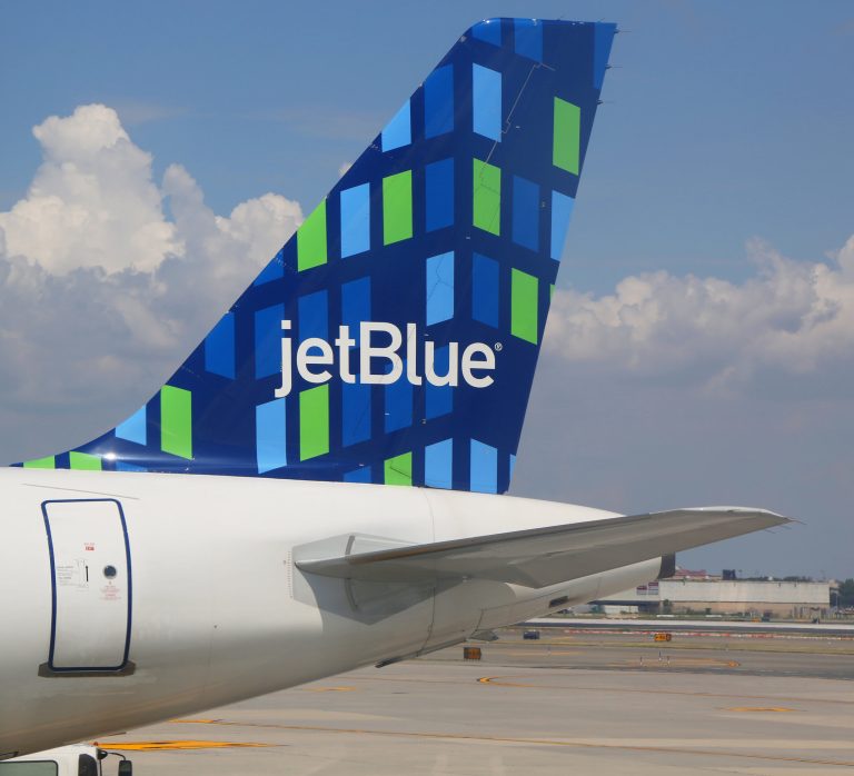 JetBlue stock price: golden cross pattern nears ahead of earnings